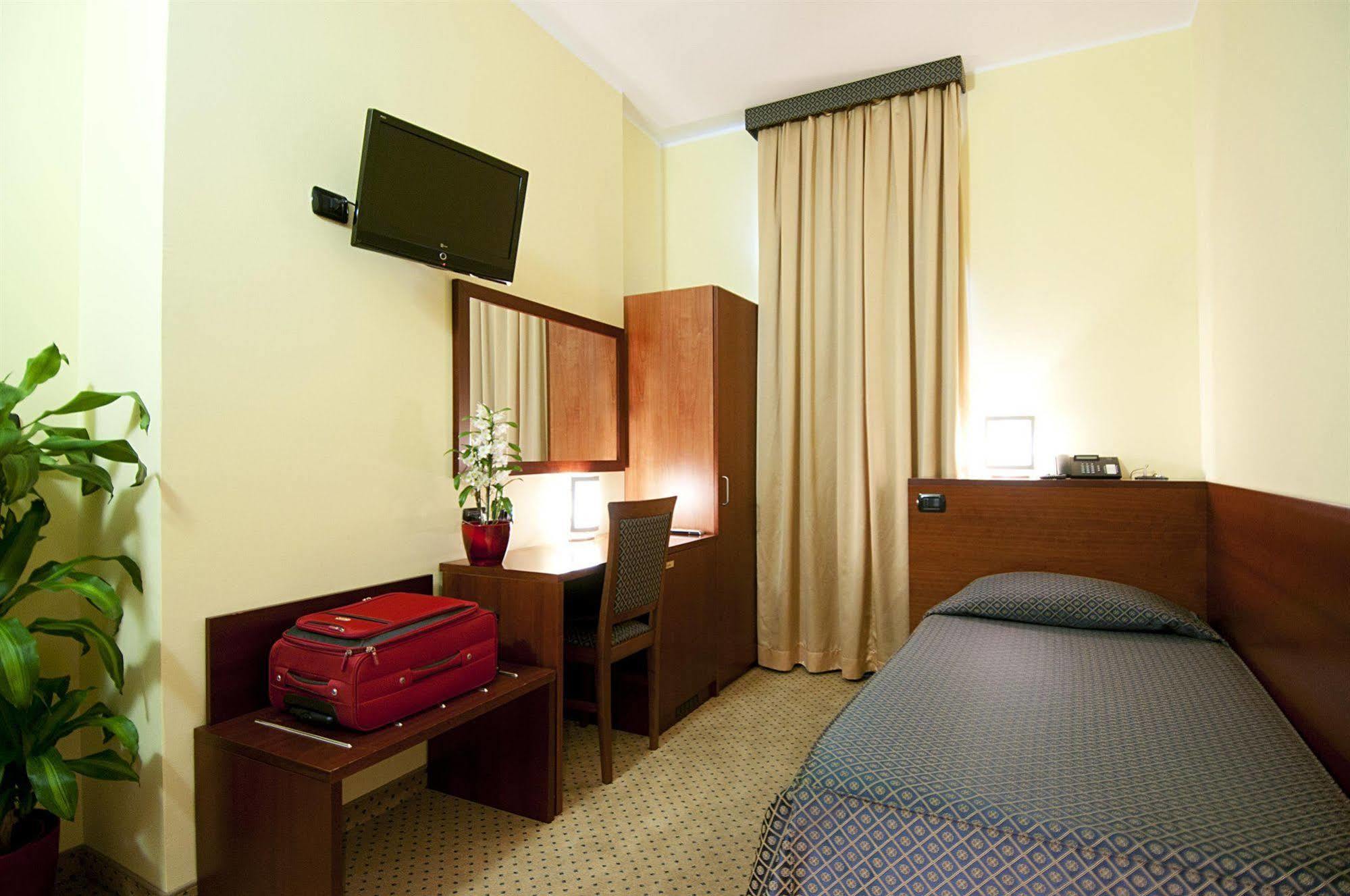 Hotel Domus Expo ปาราบิอาโก ภายนอก รูปภาพ